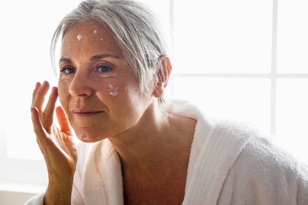 Anwendung einer Anti-Aging-Creme zur Befeuchtung und Pflege der Gesichtshaut