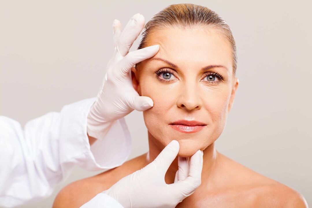 Die Kosmetikerin wählt die geeignete Methode zur Verjüngung der Gesichtshaut aus
