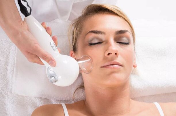Eine Vakuummassage hilft, Ihre Gesichtshaut zu reinigen und Falten zu glätten
