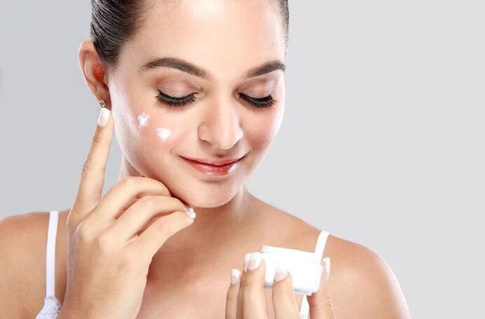 Tragen Sie vor der Verwendung des Massagegeräts eine Creme auf Ihr Gesicht auf